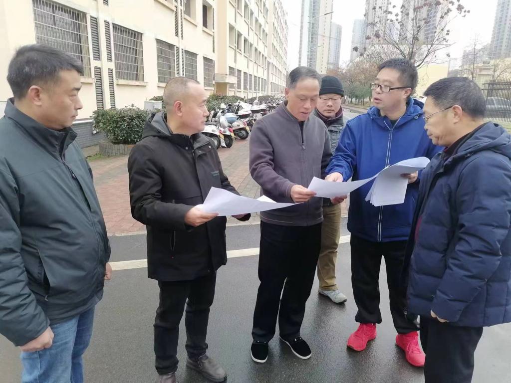 校長在現(xiàn)場審查陽光公寓7#樓建設(shè)規(guī)劃圖