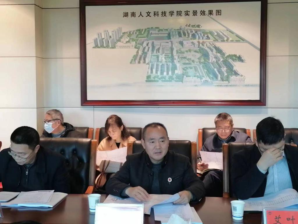 副校長(zhǎng)劉鐵峰介紹了陽光公寓7#樓建設(shè)項(xiàng)目的背景情況