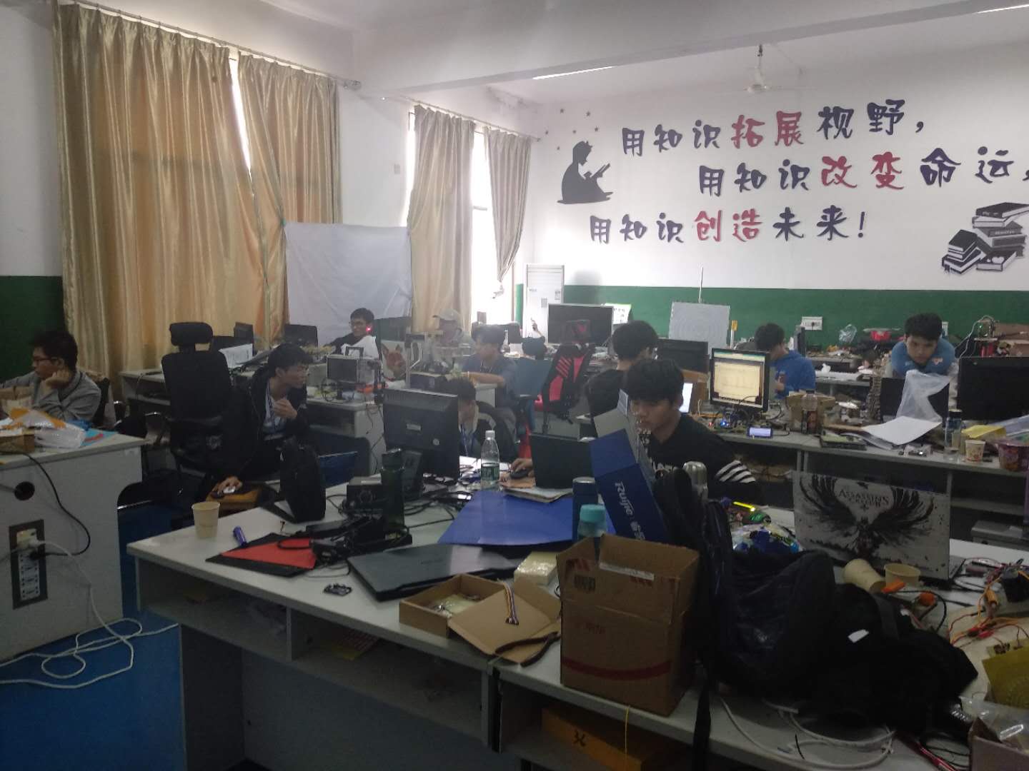 電子設(shè)計(jì)大賽選手在緊張制作作品
