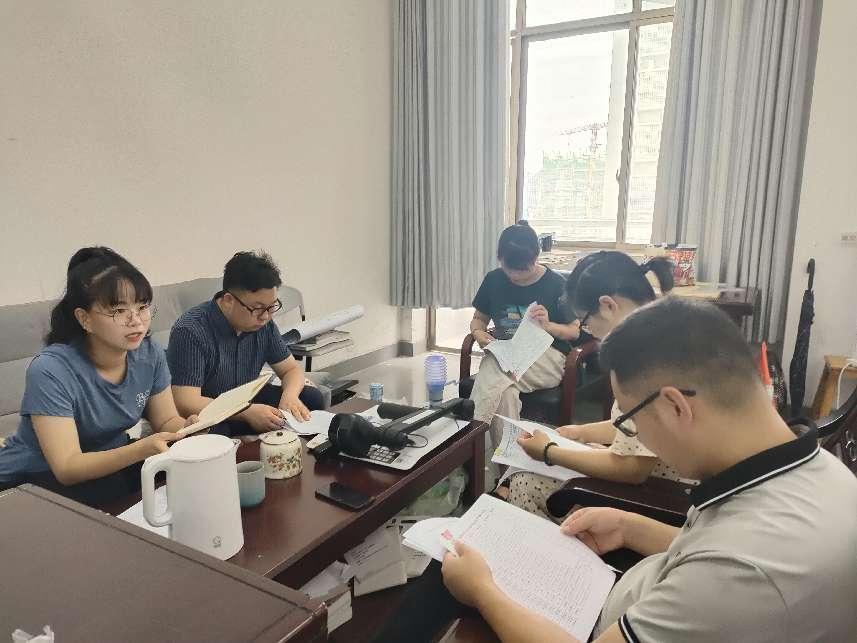 圖一:湖南人文科技學(xué)院環(huán)境設(shè)計(jì)專業(yè)學(xué)科競賽工作組在組織校賽的會(huì)議現(xiàn)場(chǎng)