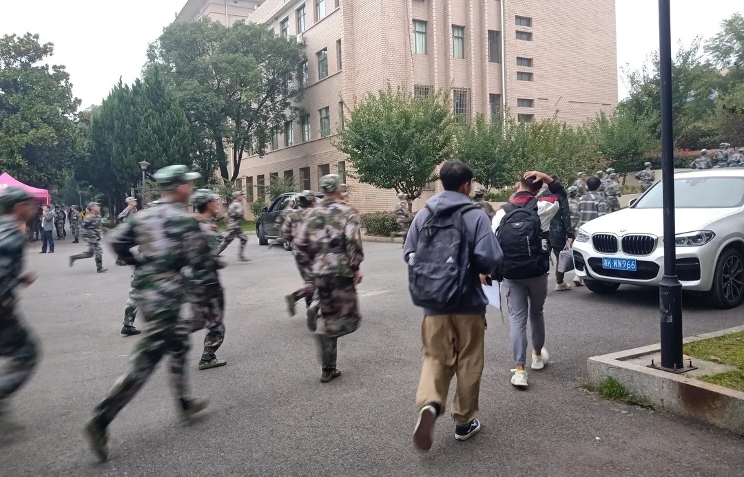 (班助們與新生一同前往軍訓(xùn)場地)