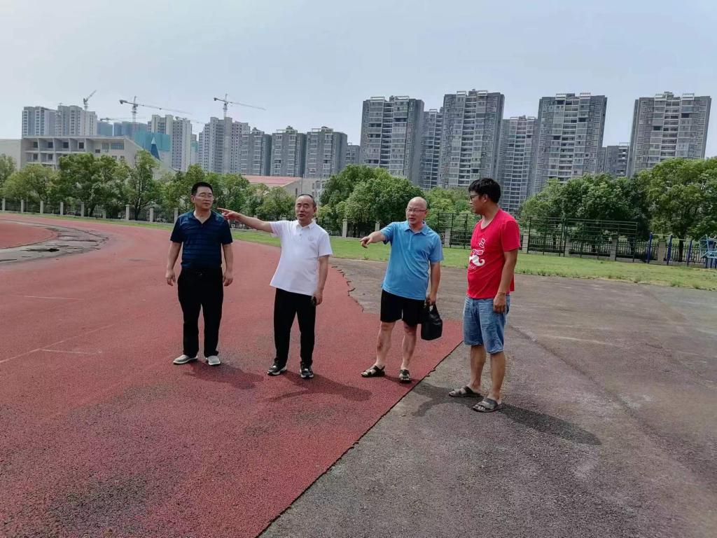 圖4:劉鐵峰到奧林田徑場翻新改造項目現(xiàn)場指導(dǎo)工作