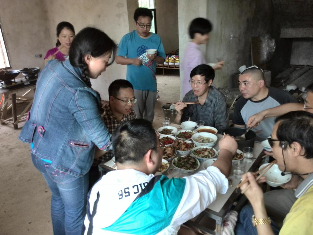 大人們盡享農(nóng)家美食 大人們盡享農(nóng)家美食