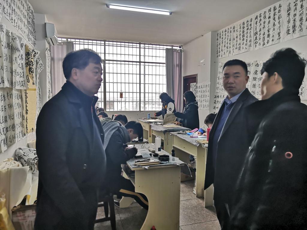 (院領(lǐng)導(dǎo)走訪張家界桑植縣一藝校)