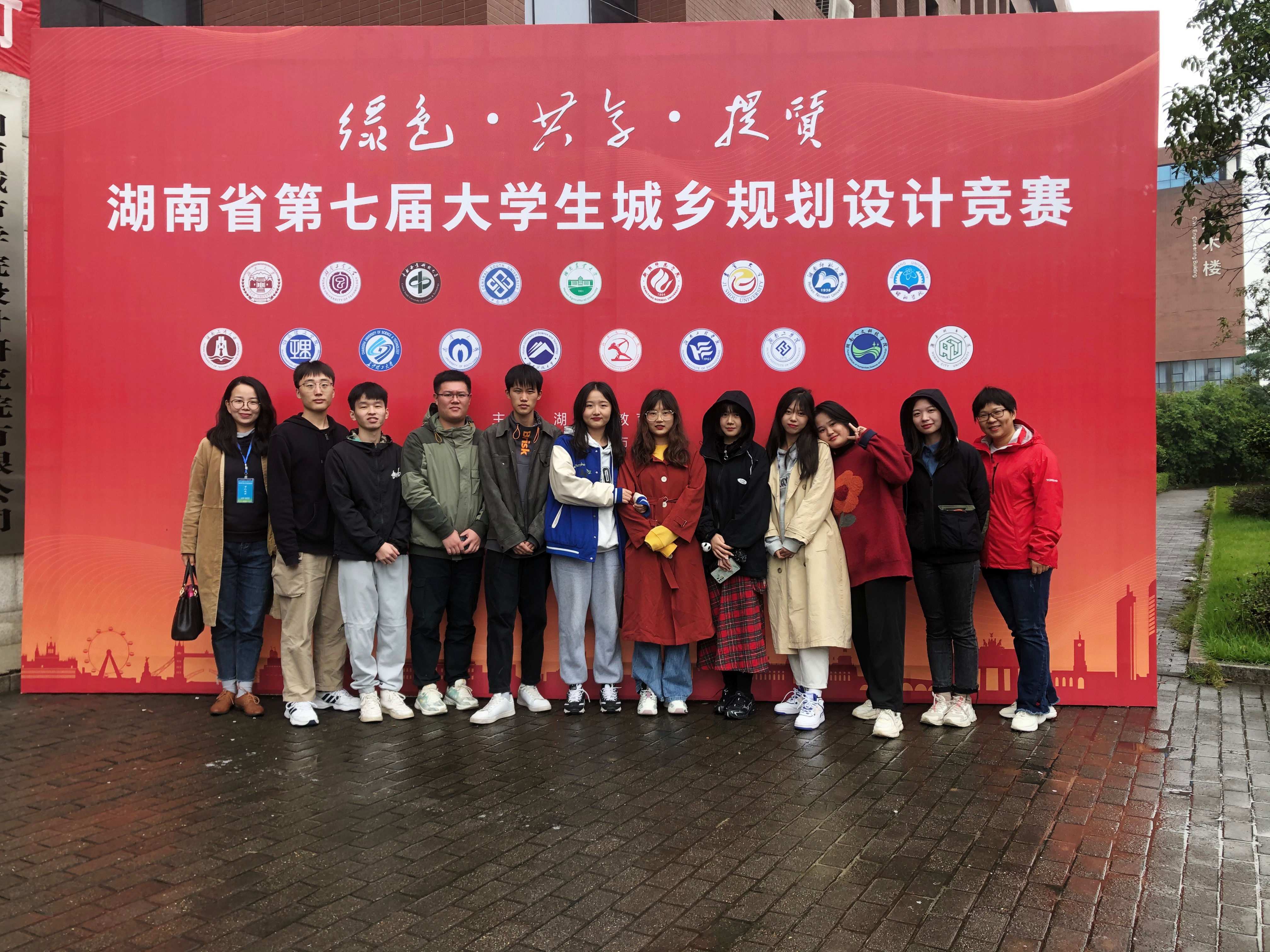 我院環(huán)境設計專業(yè)師生在競賽現(xiàn)場合影