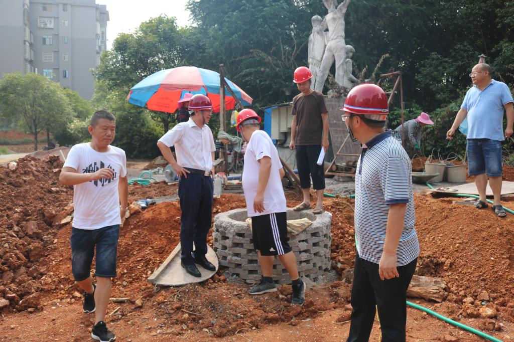 蔣建初一行在商學(xué)院實(shí)驗(yàn)樓工地檢查