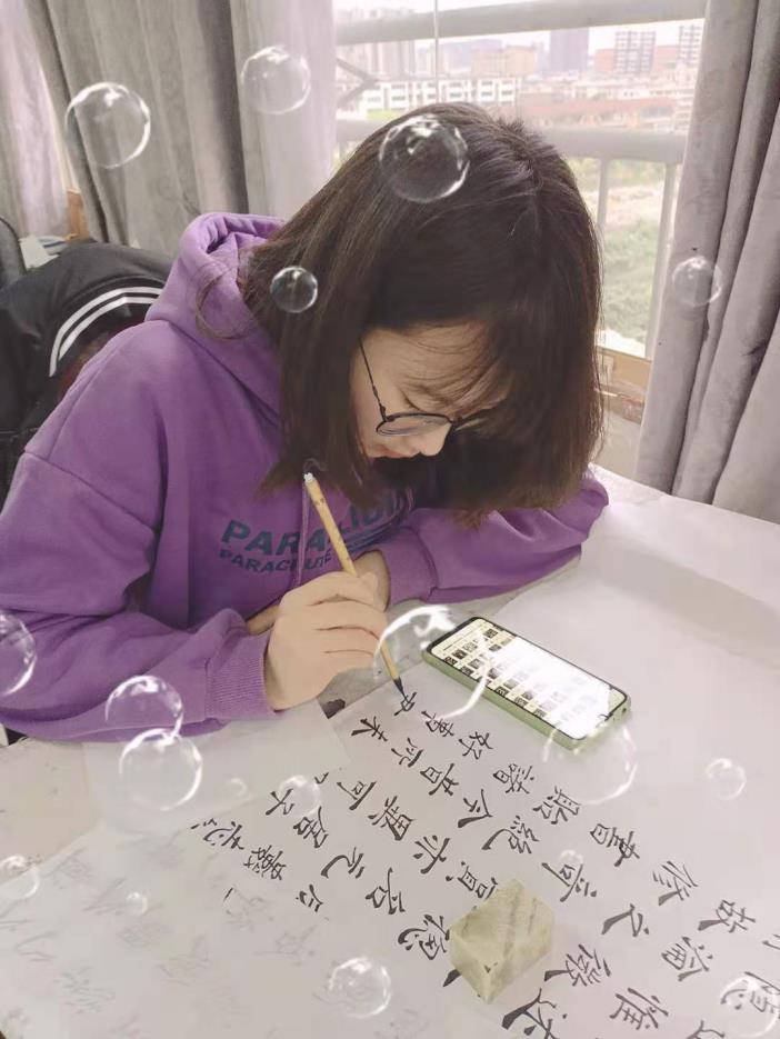 鄧廣艷同學(xué)正在創(chuàng)作