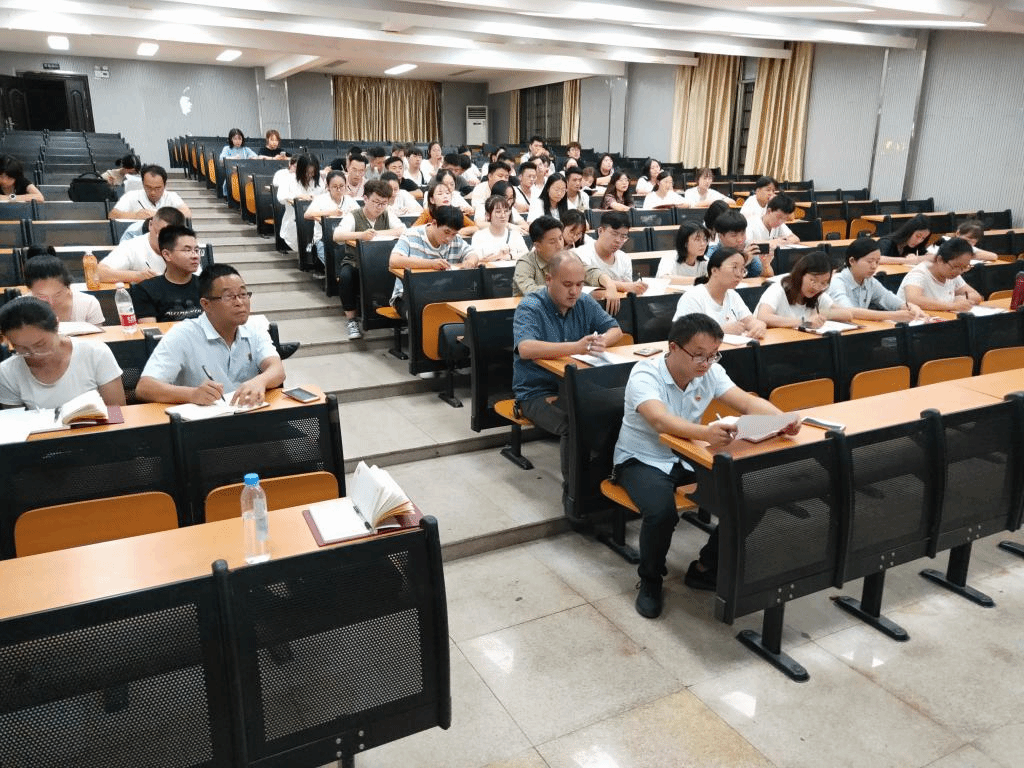 全體黨員認真聽課做筆記