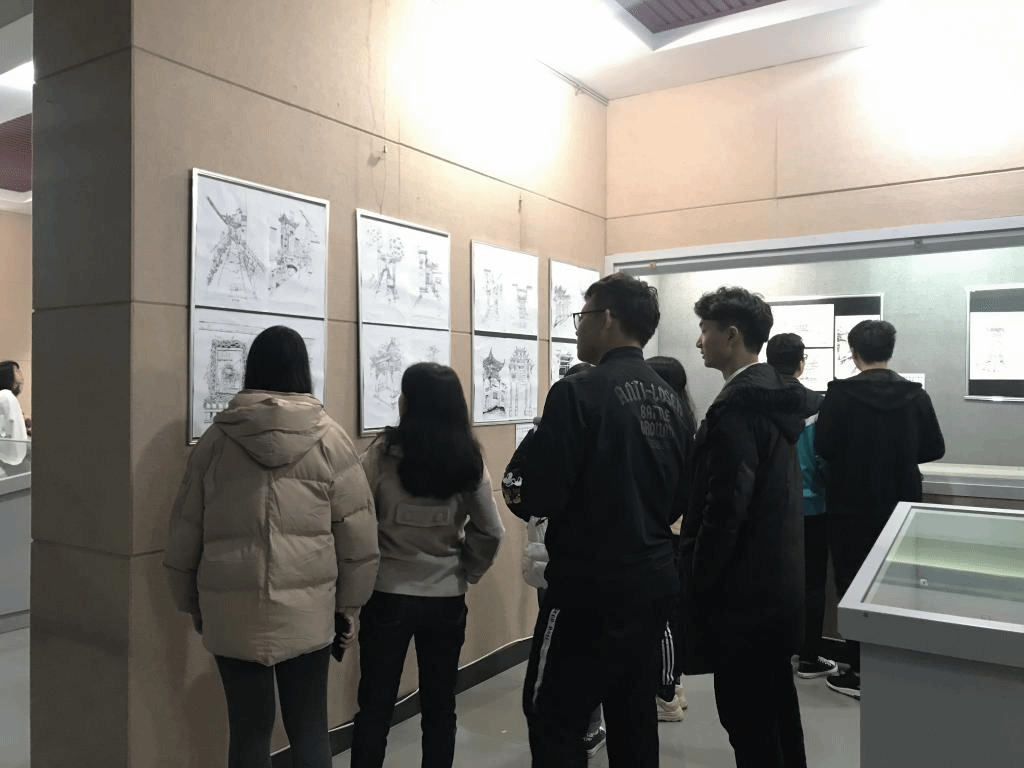學生觀看寫生考察匯報展