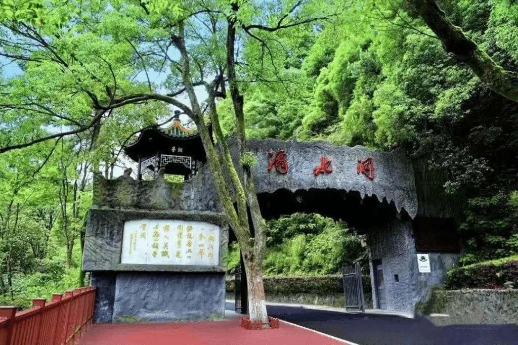 (游覽滴水洞景區(qū))