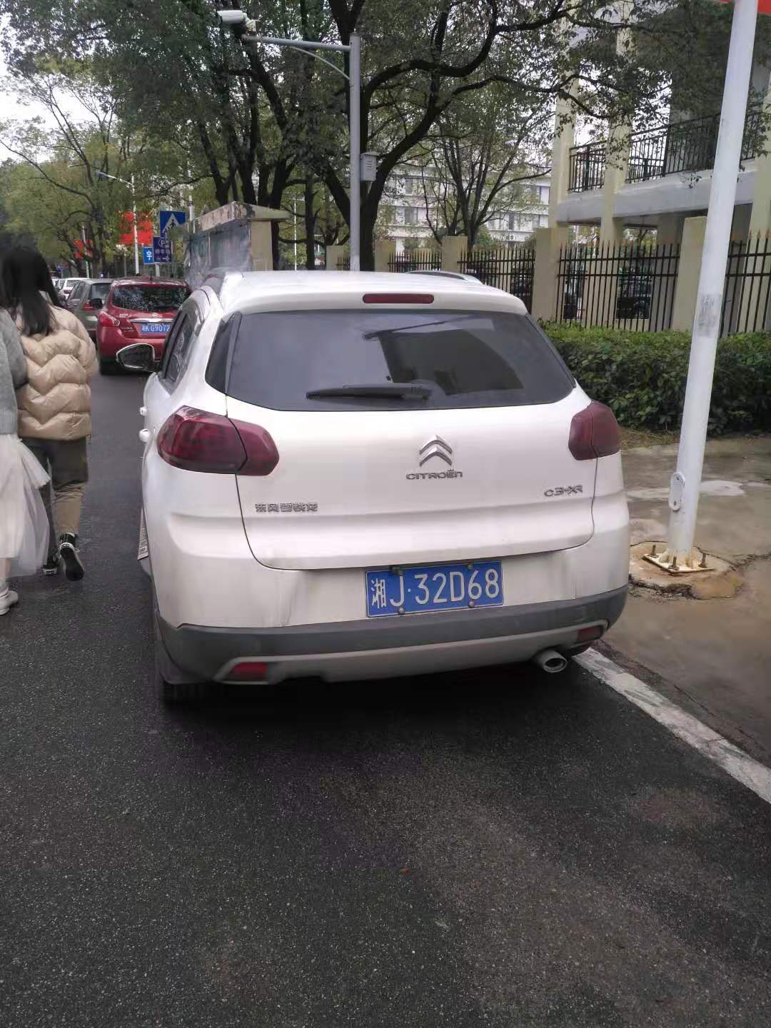 食堂前隨意停車(chē)