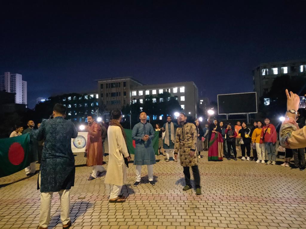 與我校中國學(xué)生、留學(xué)生一起歡