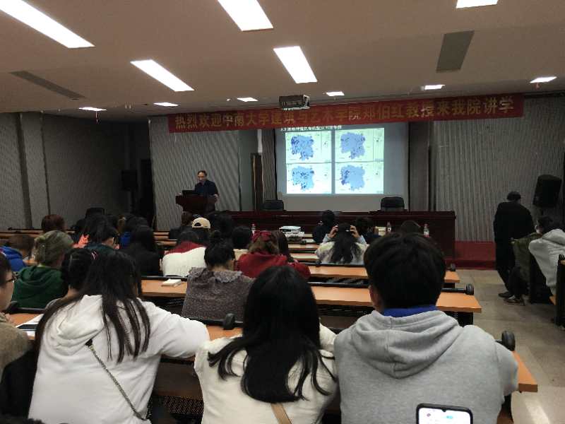 毛攀云教授引領(lǐng)同學(xué)們與鄭伯紅教授進(jìn)行交流