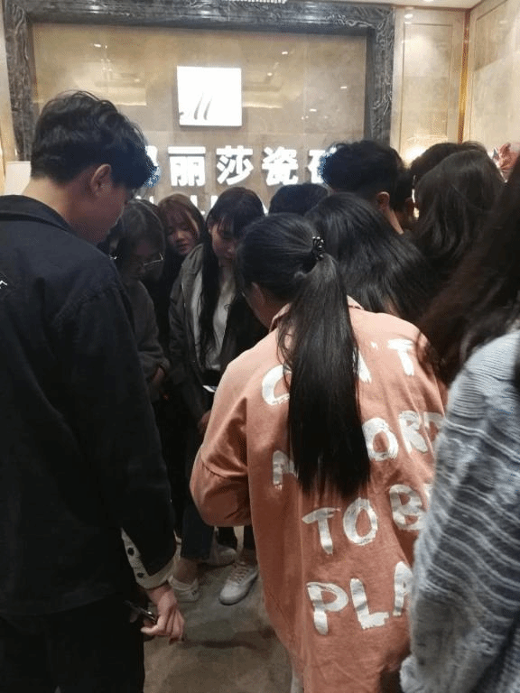 工作人員講解瓷磚材料的教學(xué)現(xiàn)場(chǎng)