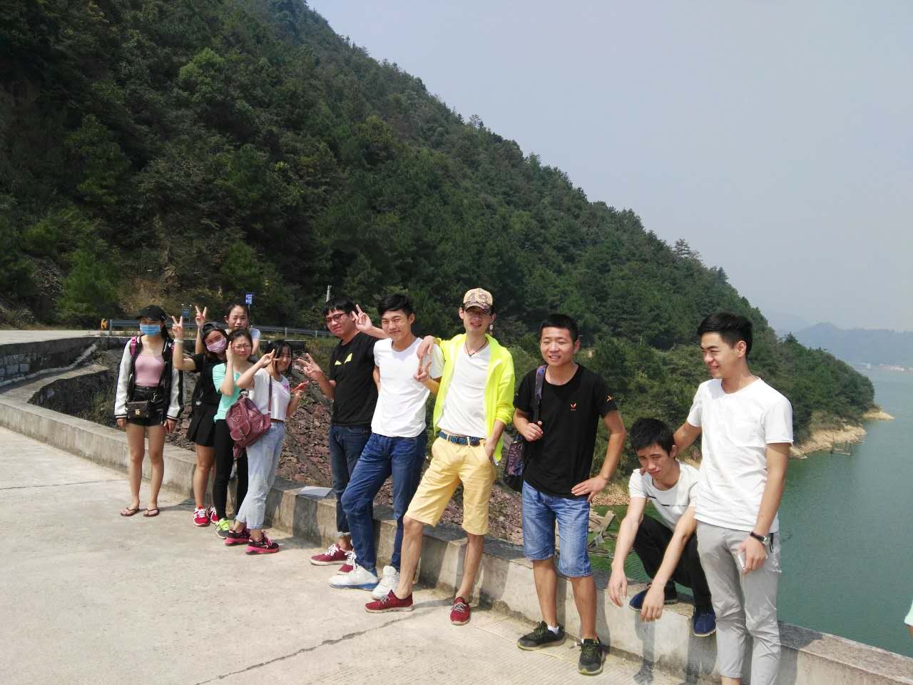 學(xué)生們在合東水庫大壩上合影留念