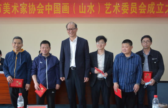 新當(dāng)選的市美協(xié)中國畫(山水)藝術(shù)委員會主任、副主任合影