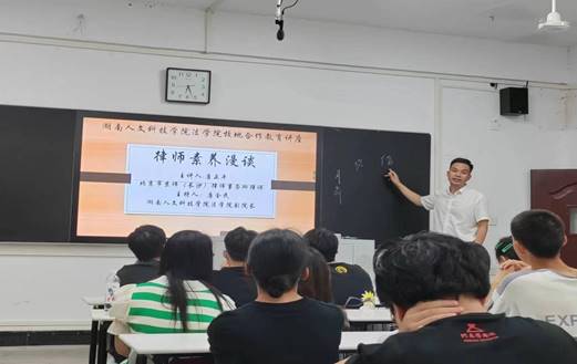說明:一群人在臺上演講描述已自動生成