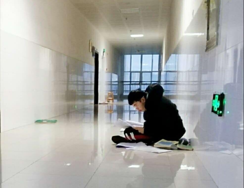 (去年12月份,曹子健在圖書館走廊背書)