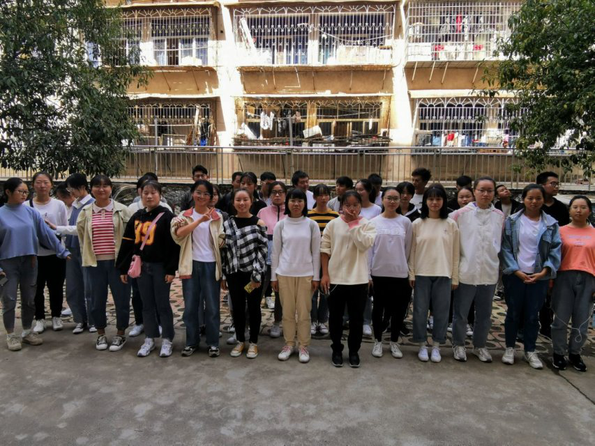 活動結(jié)束后同學(xué)們合影留念