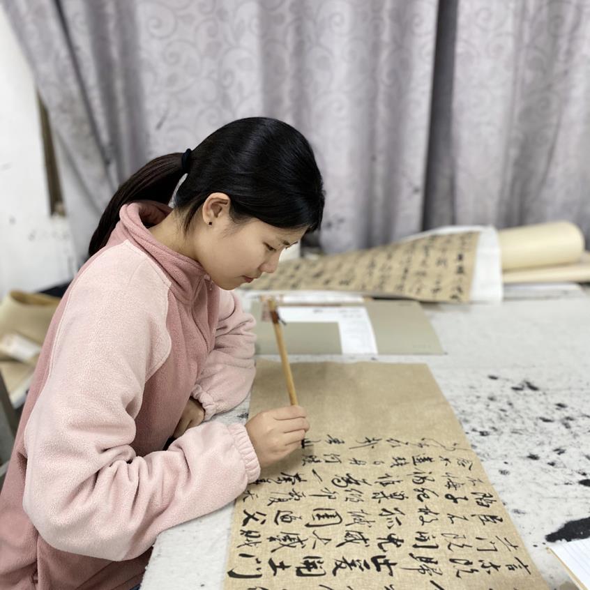 宋玉妹同學(xué)正在創(chuàng)作