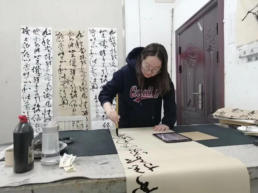 張玉蓉同學(xué)正在創(chuàng)作