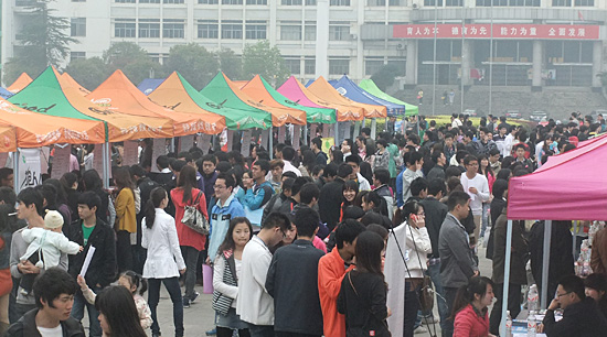 湖南人文科技學院2015屆畢業(yè)生春季大型招聘會現(xiàn)場