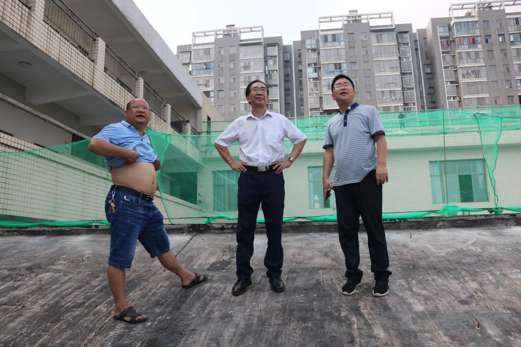 蔣建初一行在逸夫樓屋頂改造工地檢查