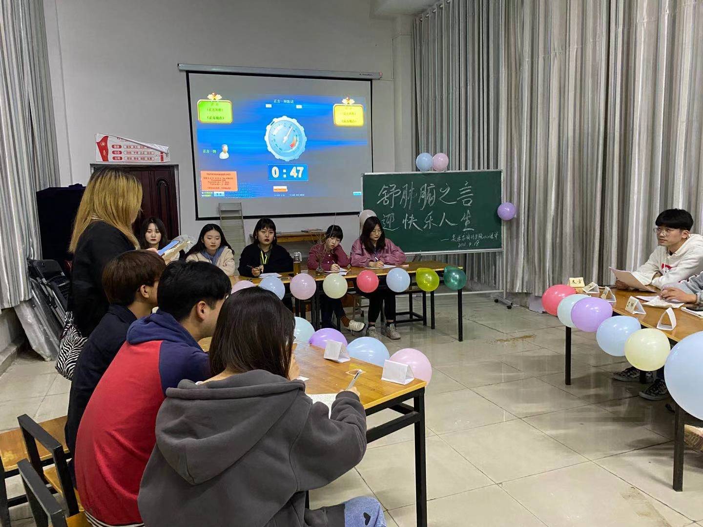 (圖為比賽過(guò)程,參賽同學(xué)正在展開(kāi)激烈討論)