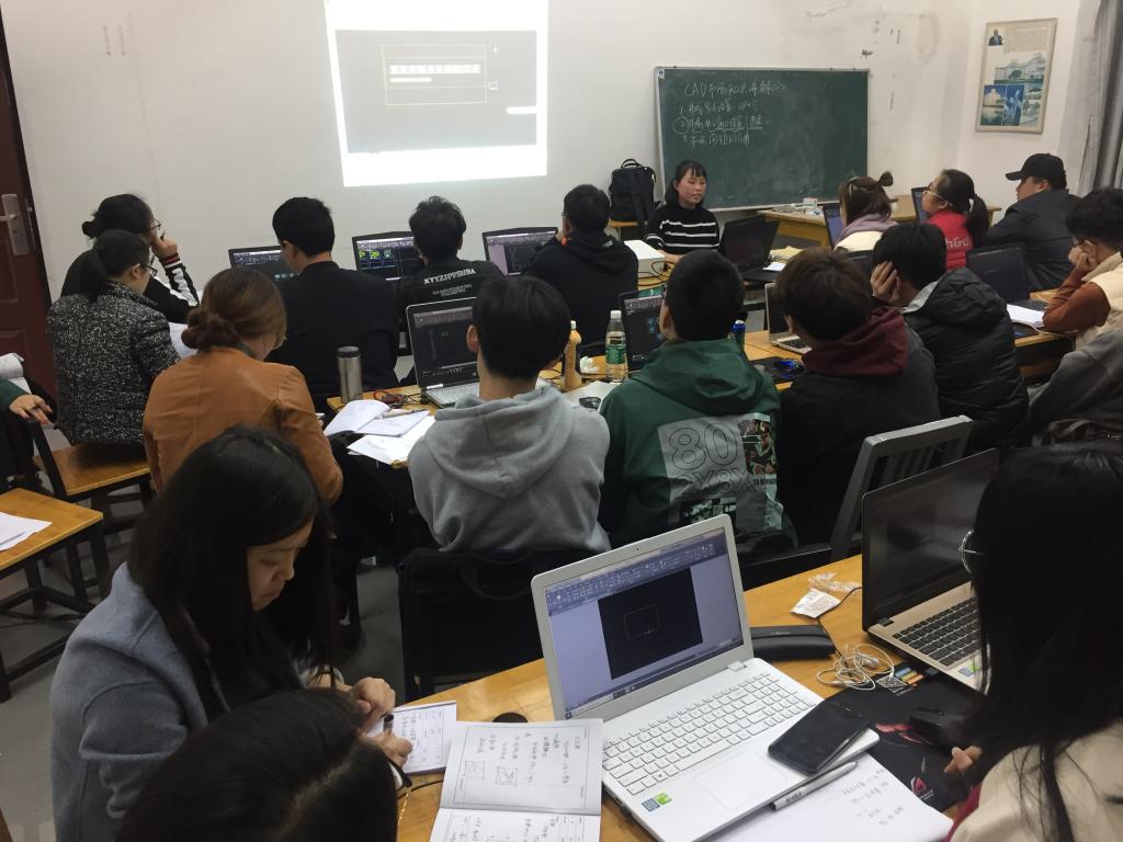 聽課評(píng)課教研活動(dòng)的現(xiàn)場(chǎng)(416教室)