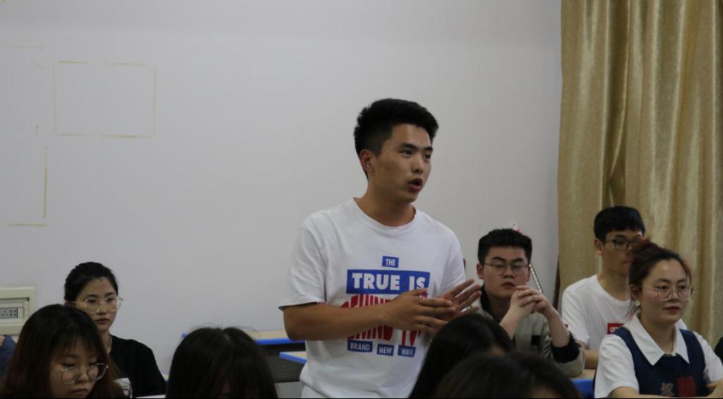 學(xué)員代表易海波同學(xué)發(fā)言