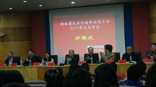 說明:圖片包含 人員, 室內(nèi), 墻壁, 群組描述已自動生成