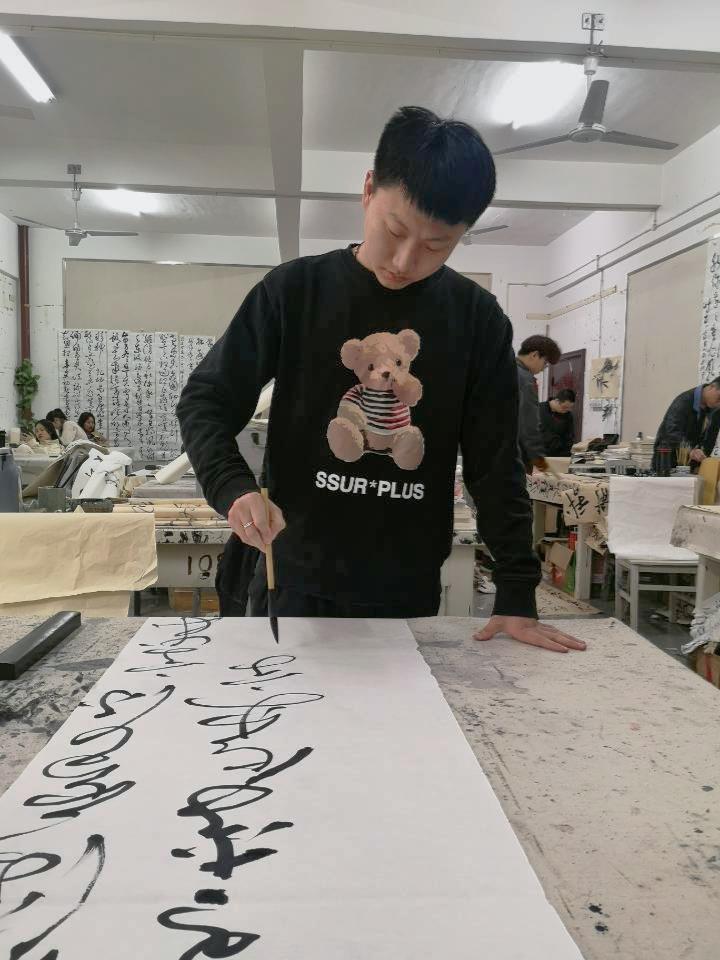 楊建濤同學(xué)正在創(chuàng)作