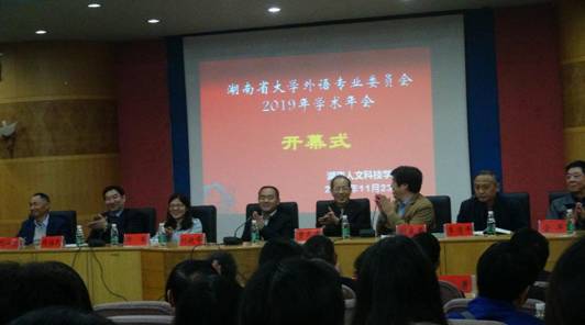 圖片包含 人員, 室內(nèi), 墻壁, 群組描述已自動生成