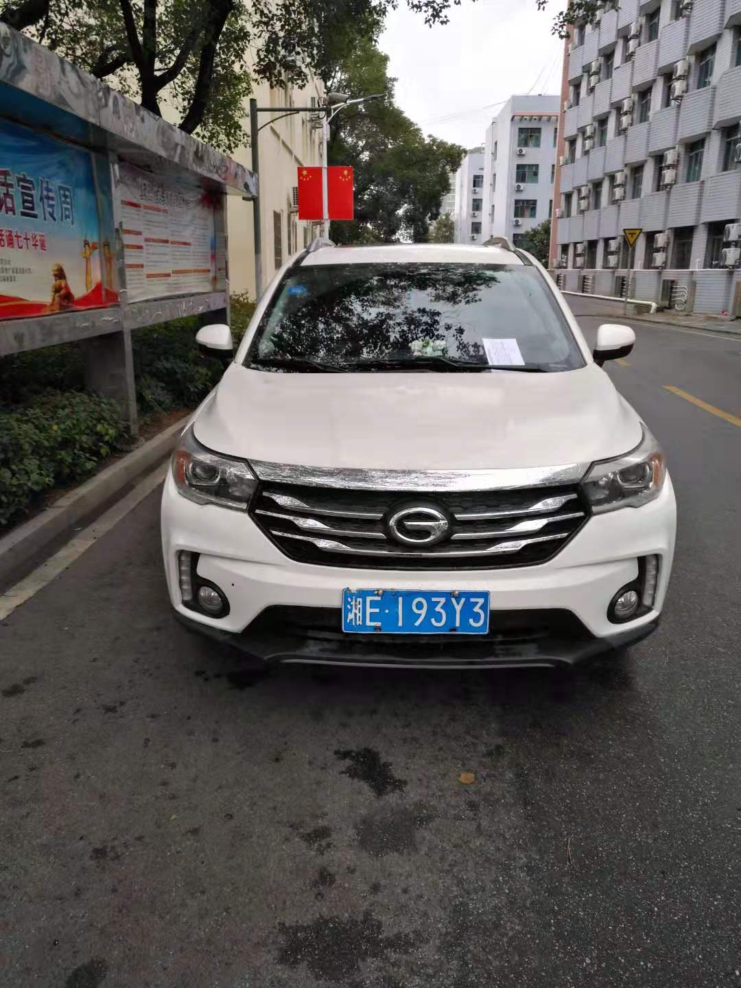 食堂前隨意停車