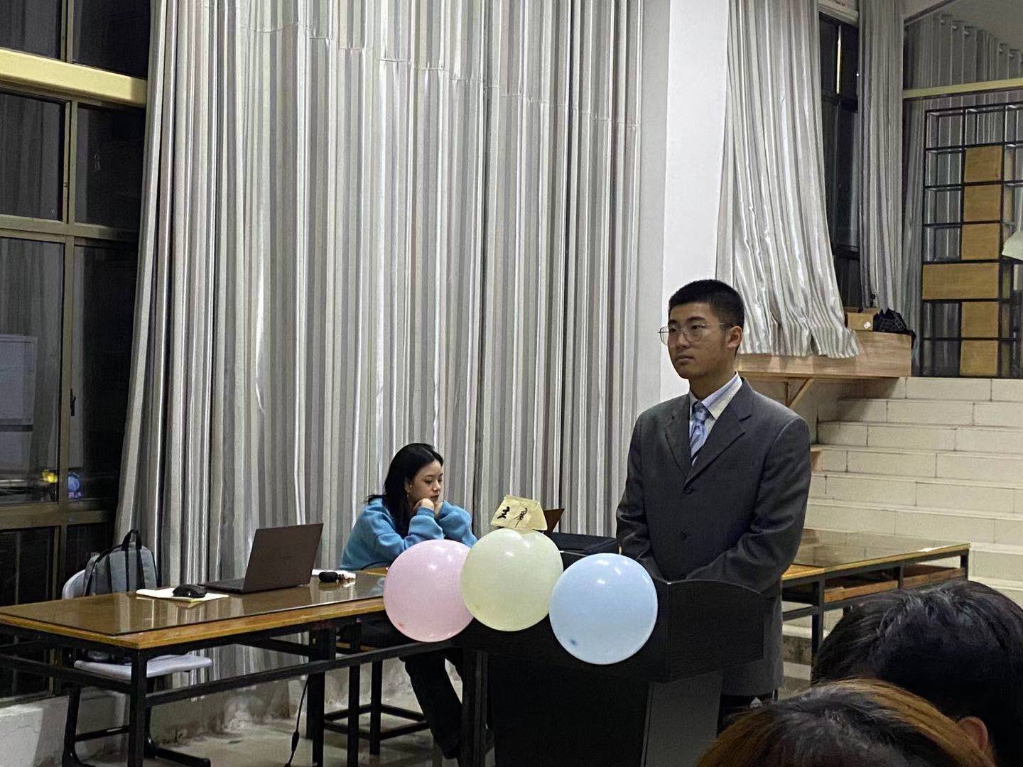 (圖為比賽過(guò)程,參賽同學(xué)正在展開(kāi)激烈討論)