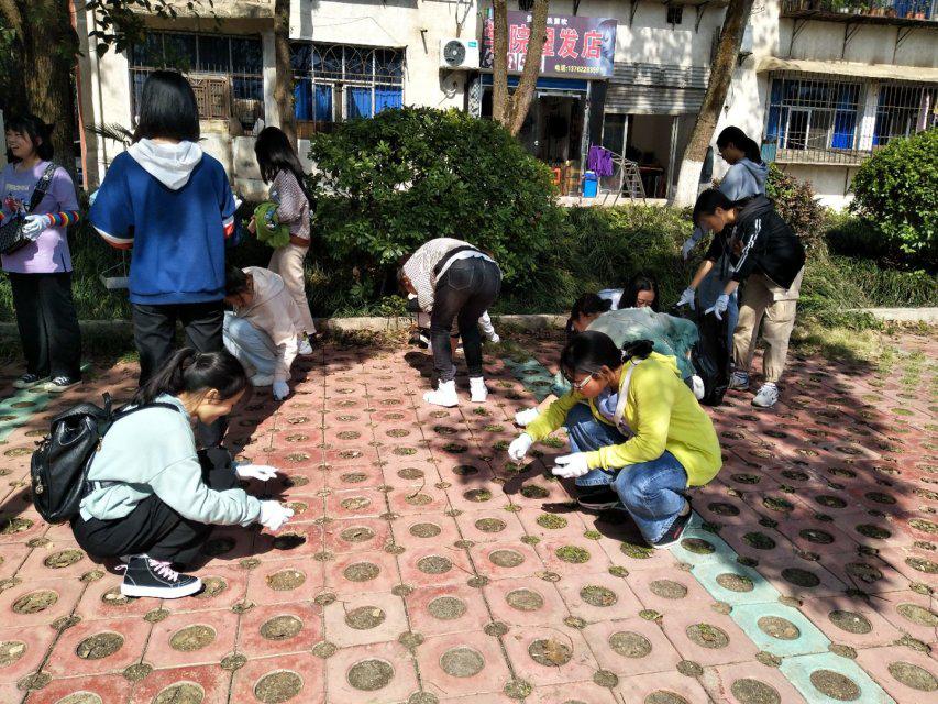 同學(xué)們正在積極勞動