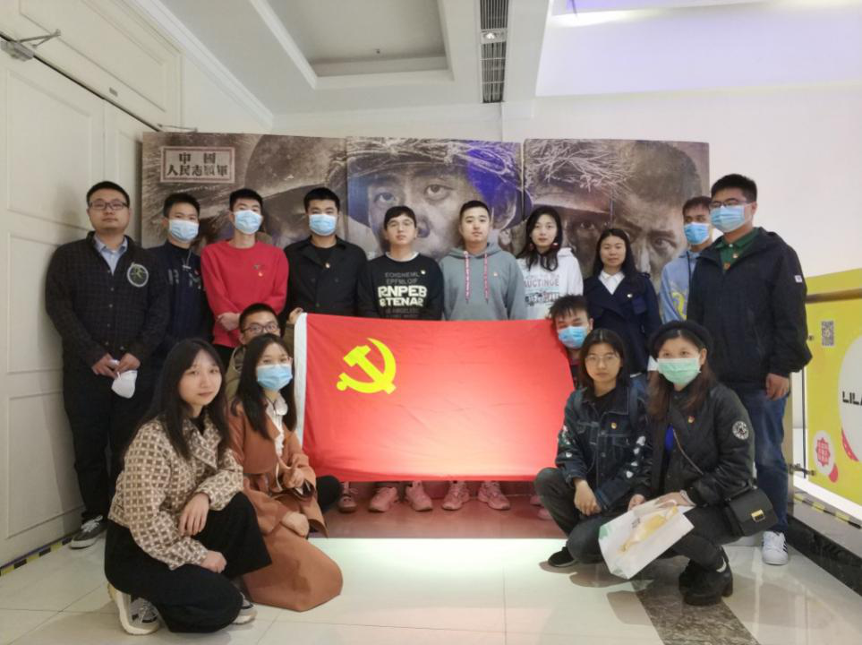 圖為影片結(jié)束后黨員合影留戀