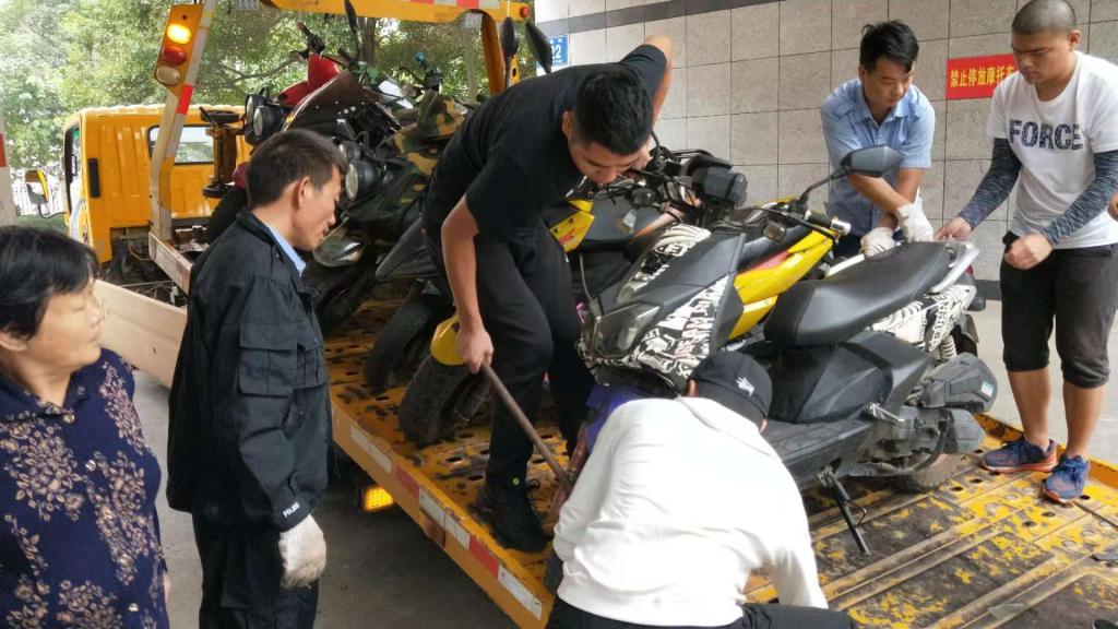 違規(guī)停放摩托車整治現(xiàn)場