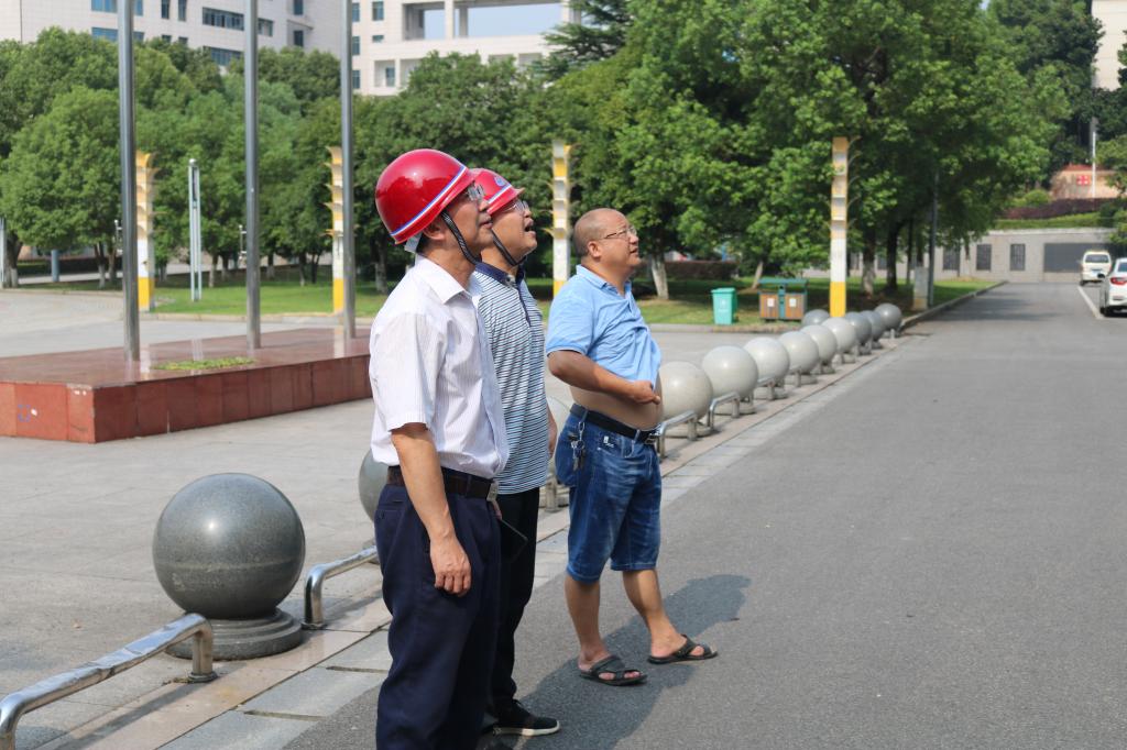 蔣建初一行在致遠(yuǎn)樓裝修改造現(xiàn)場(chǎng)檢查