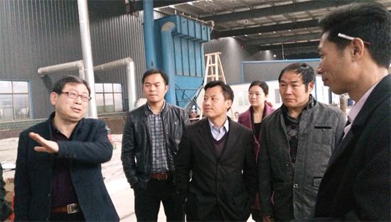 謝常清院長(zhǎng)與公司彭總交流垃圾處理過(guò)程