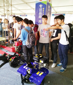 圖1 學(xué)生在參觀小型耕整機(jī)