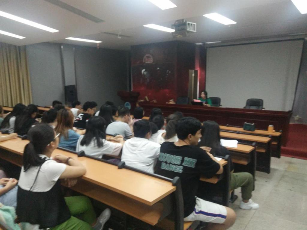 教研室主任譚娟在動員大會上講解外出的準備工作