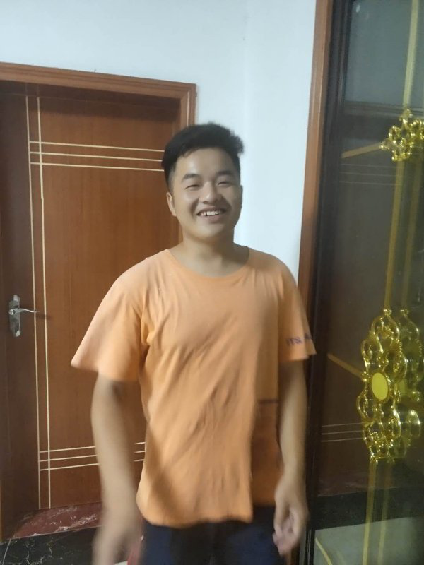 (收到錄取通知后的彭梁超笑容綻放)