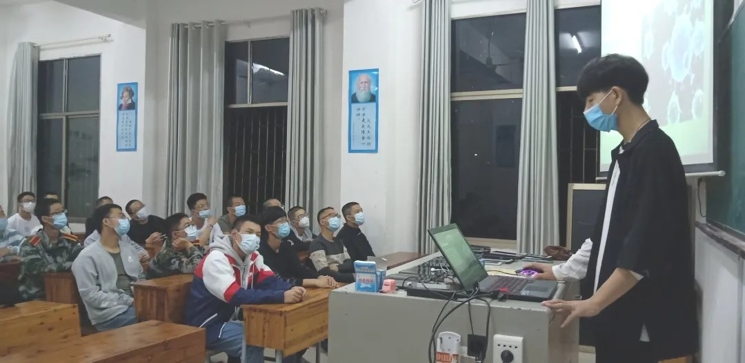 (計科一班班助喬全云正在給同學們做防疫知識宣講)