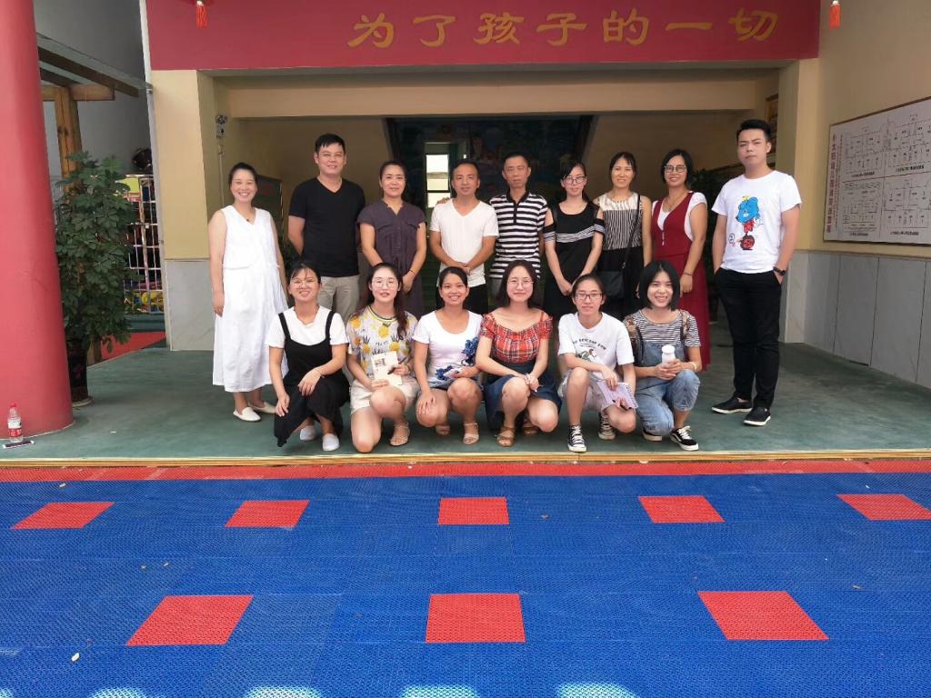 藝芳教育集團(tuán)幼兒園實(shí)習(xí)隊(duì)部分師生與集團(tuán)負(fù)責(zé)人合影
