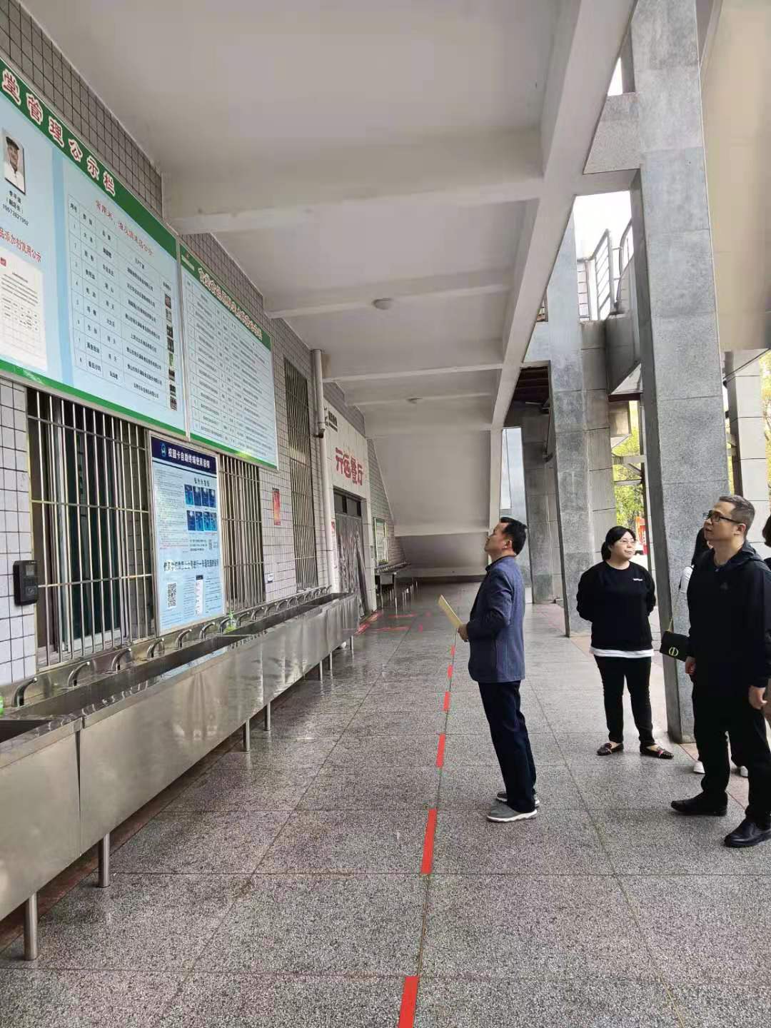 圖一:省市場(chǎng)監(jiān)管局領(lǐng)導(dǎo)對(duì)食堂公示欄項(xiàng)目視察