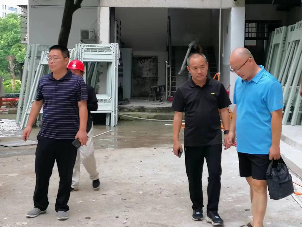 圖2:劉鐵峰在成德樓施工場地聽取工程情況匯報