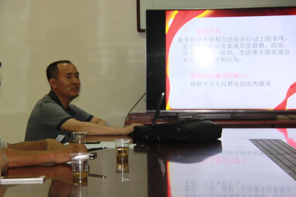 劉鐵峰副校長(zhǎng)認(rèn)真講解黨的紀(jì)律與作風(fēng)內(nèi)容