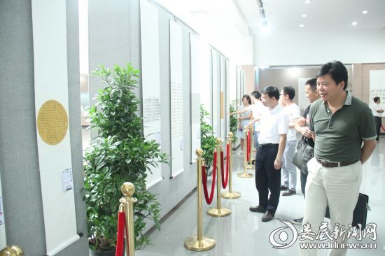 湖南人文科技學(xué)院校長(zhǎng)劉和云觀看展覽