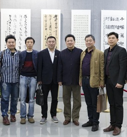 2018年,著名男高音歌唱家、中國(guó)音協(xié)理事、中國(guó)作協(xié)、中國(guó)美協(xié)、中國(guó)書協(xié)會(huì)員、中國(guó)東盟藝術(shù)學(xué)院院長(zhǎng)郁鈞劍老師參觀我院“我與改革開放共奮進(jìn)”主題書畫攝影作品展